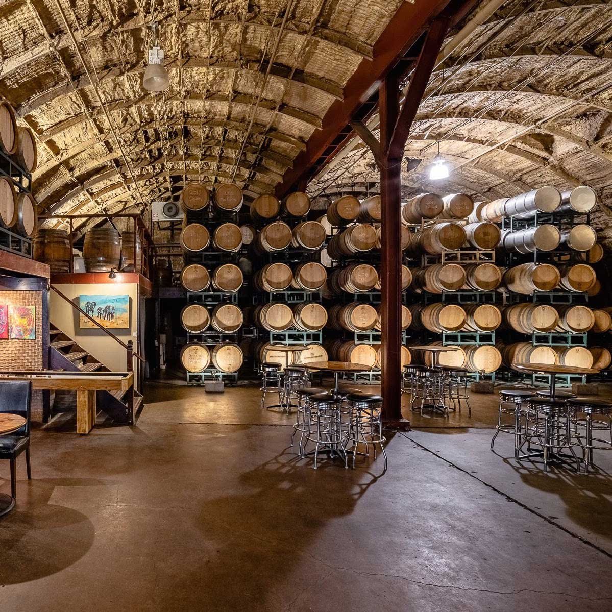 셀러 도어 및 배럴 룸 (Cellar Door & Barrel Room)